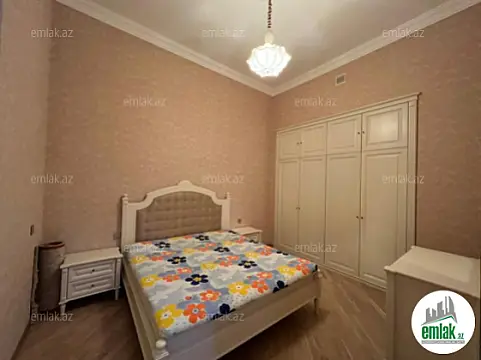 Satılır 4 otaqlı köhnə tikili 150 m²