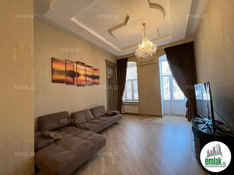 Satılır 4 otaqlı köhnə tikili 150 m²