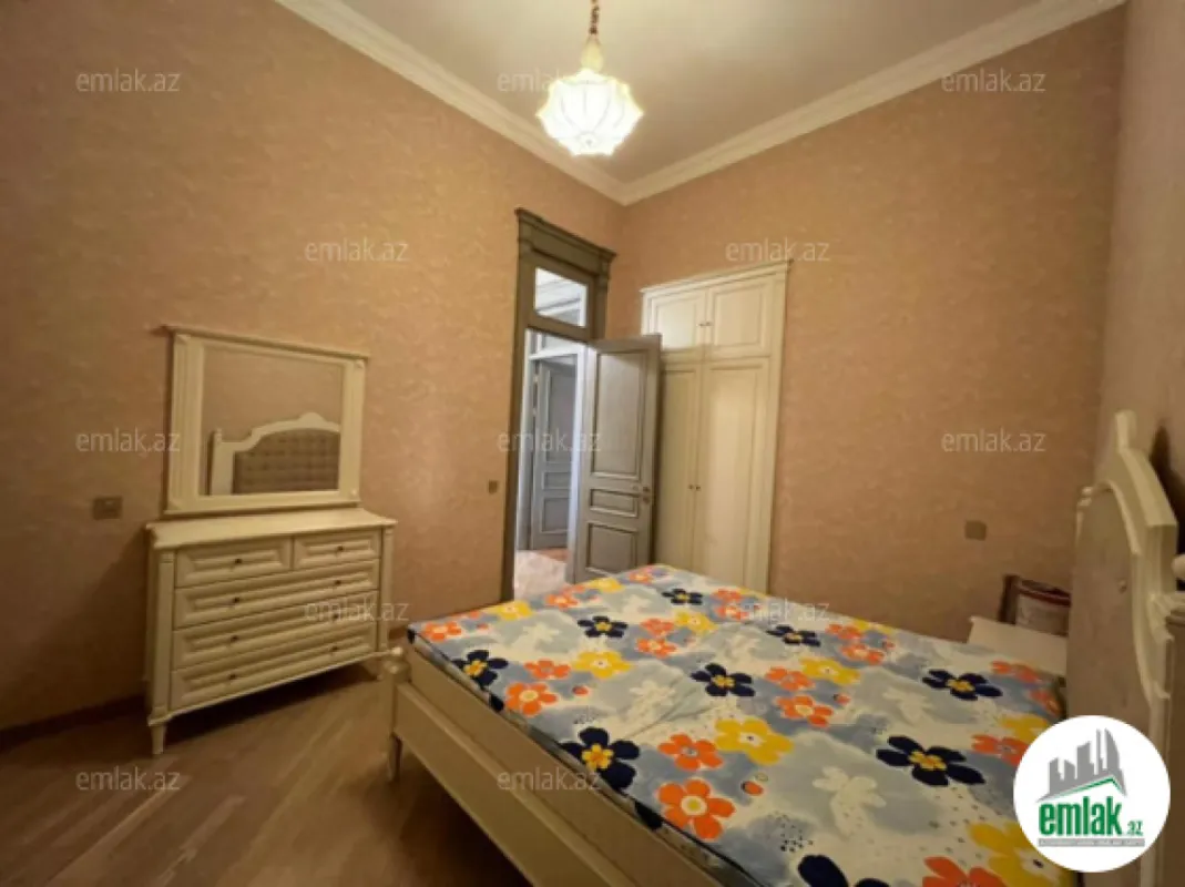 Satılır 4 otaqlı köhnə tikili 150 m²