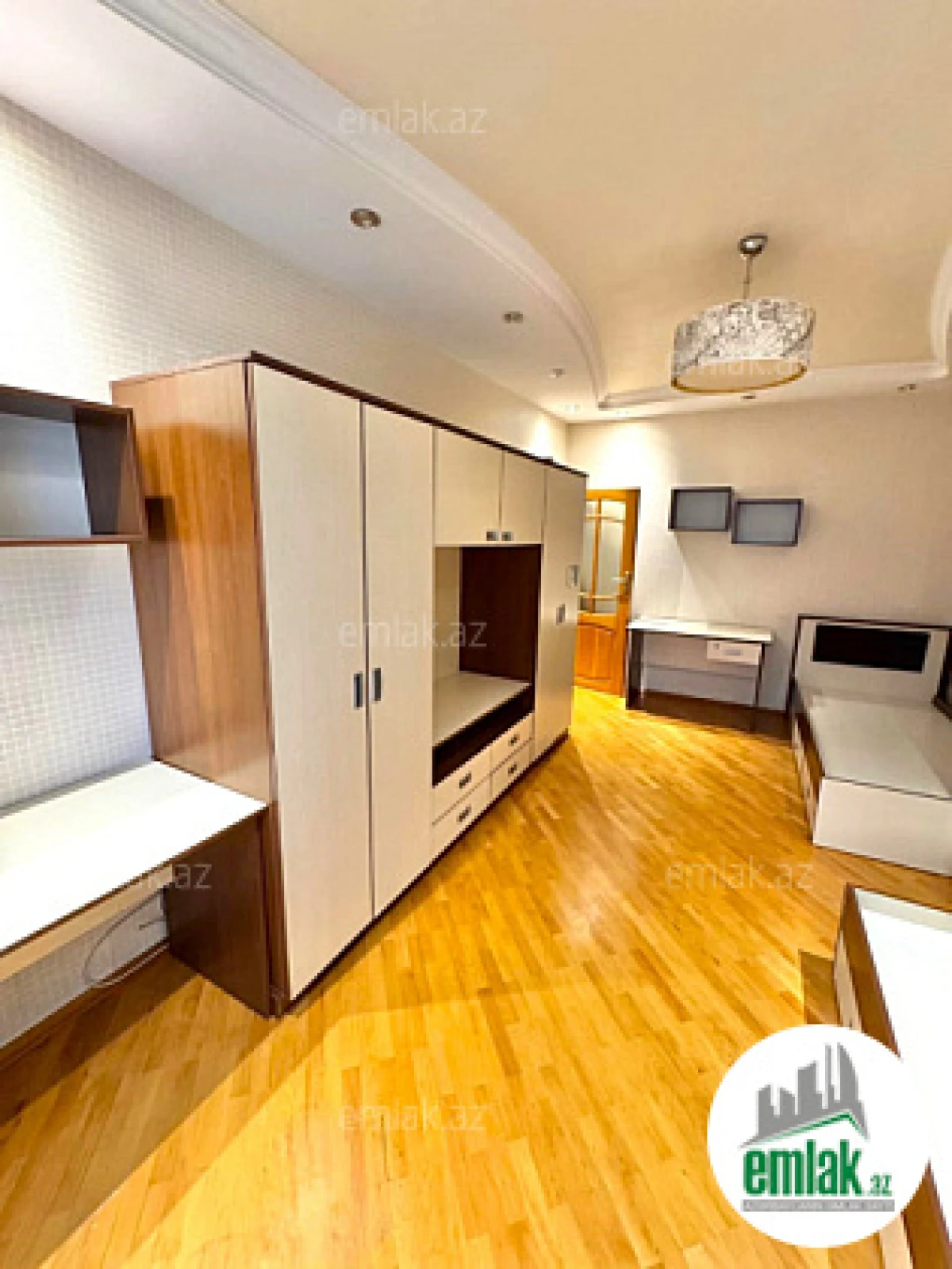 Satılır 4 otaqlı köhnə tikili 110 m²