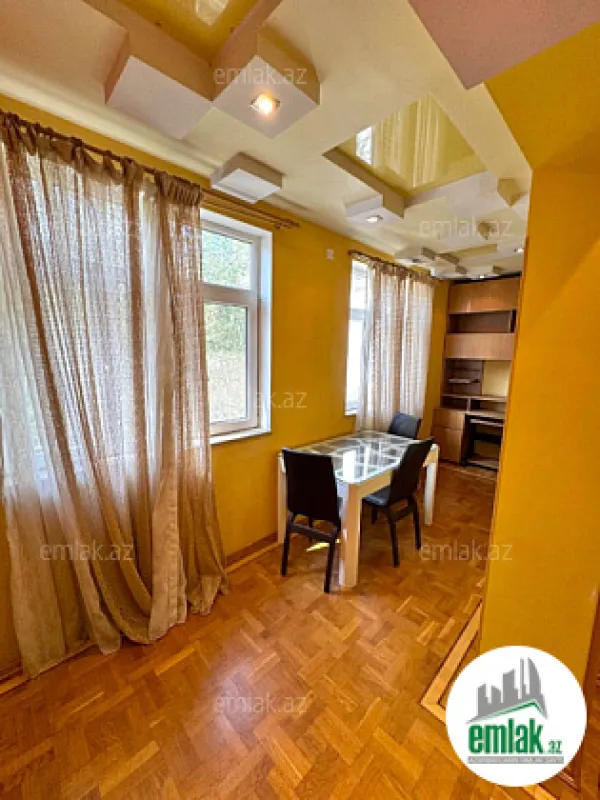 Satılır 4 otaqlı köhnə tikili 110 m²