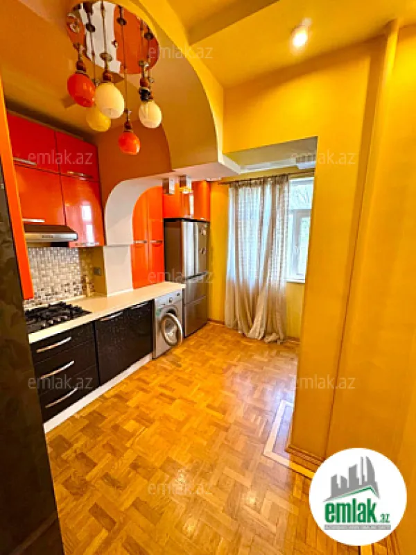 Satılır 4 otaqlı köhnə tikili 110 m²