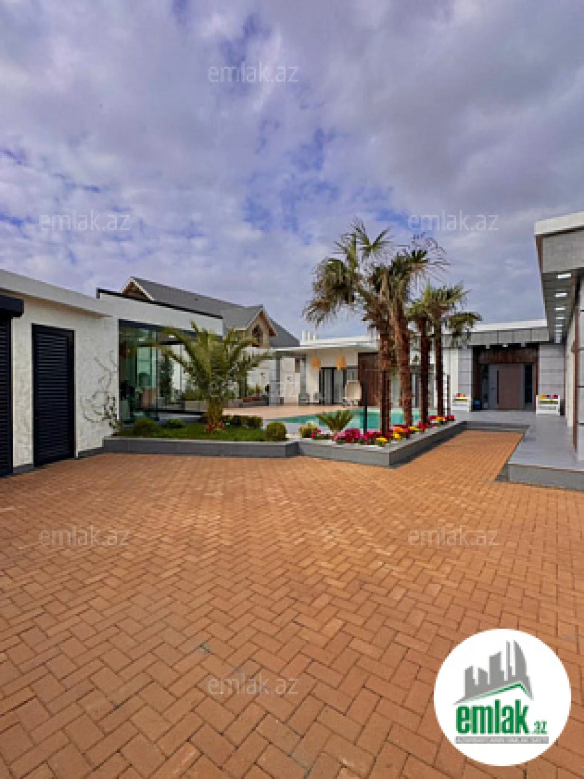 Satılır 5 otaqlı mənzil 220 m²