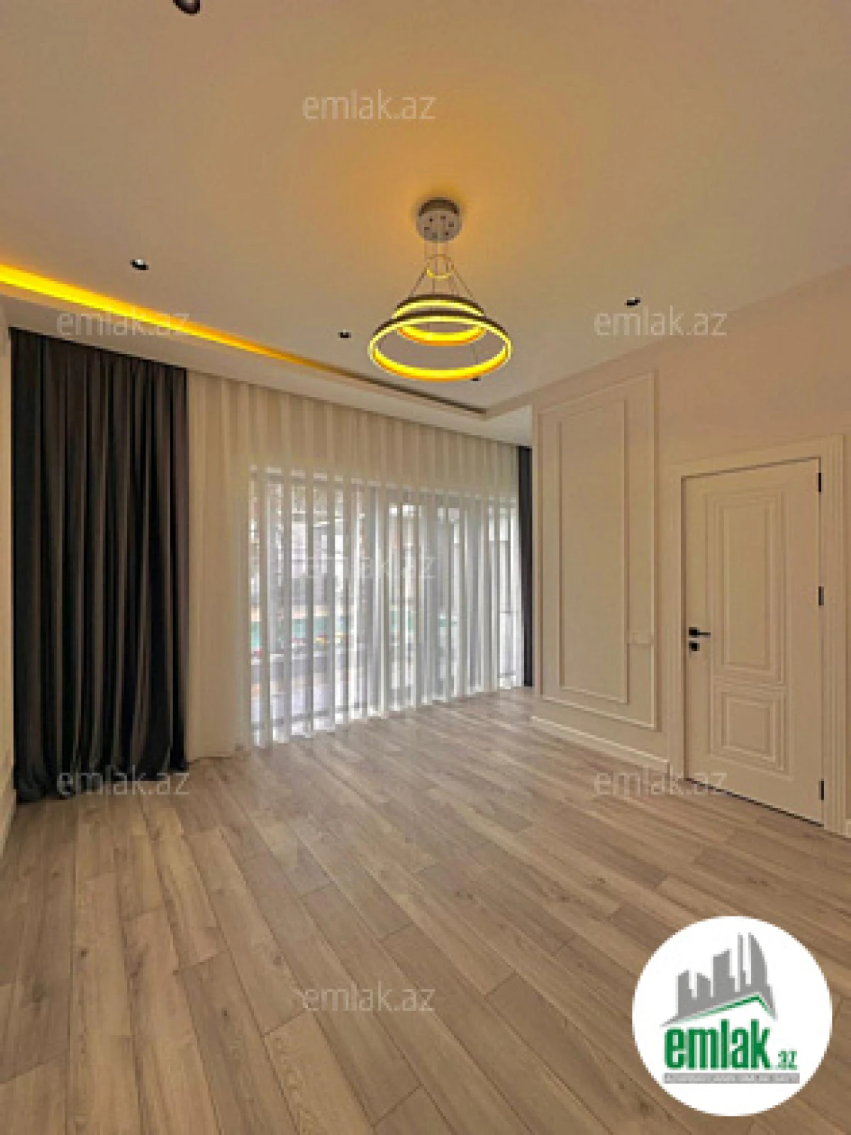 Satılır 5 otaqlı mənzil 220 m²