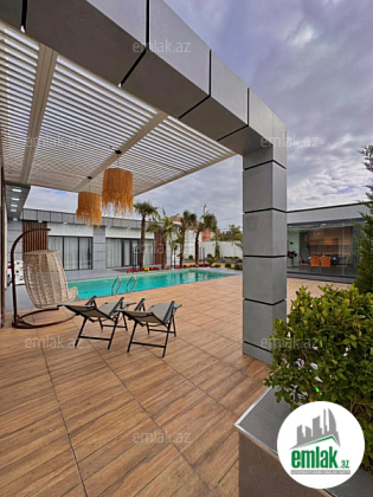 Satılır 5 otaqlı mənzil 220 m²