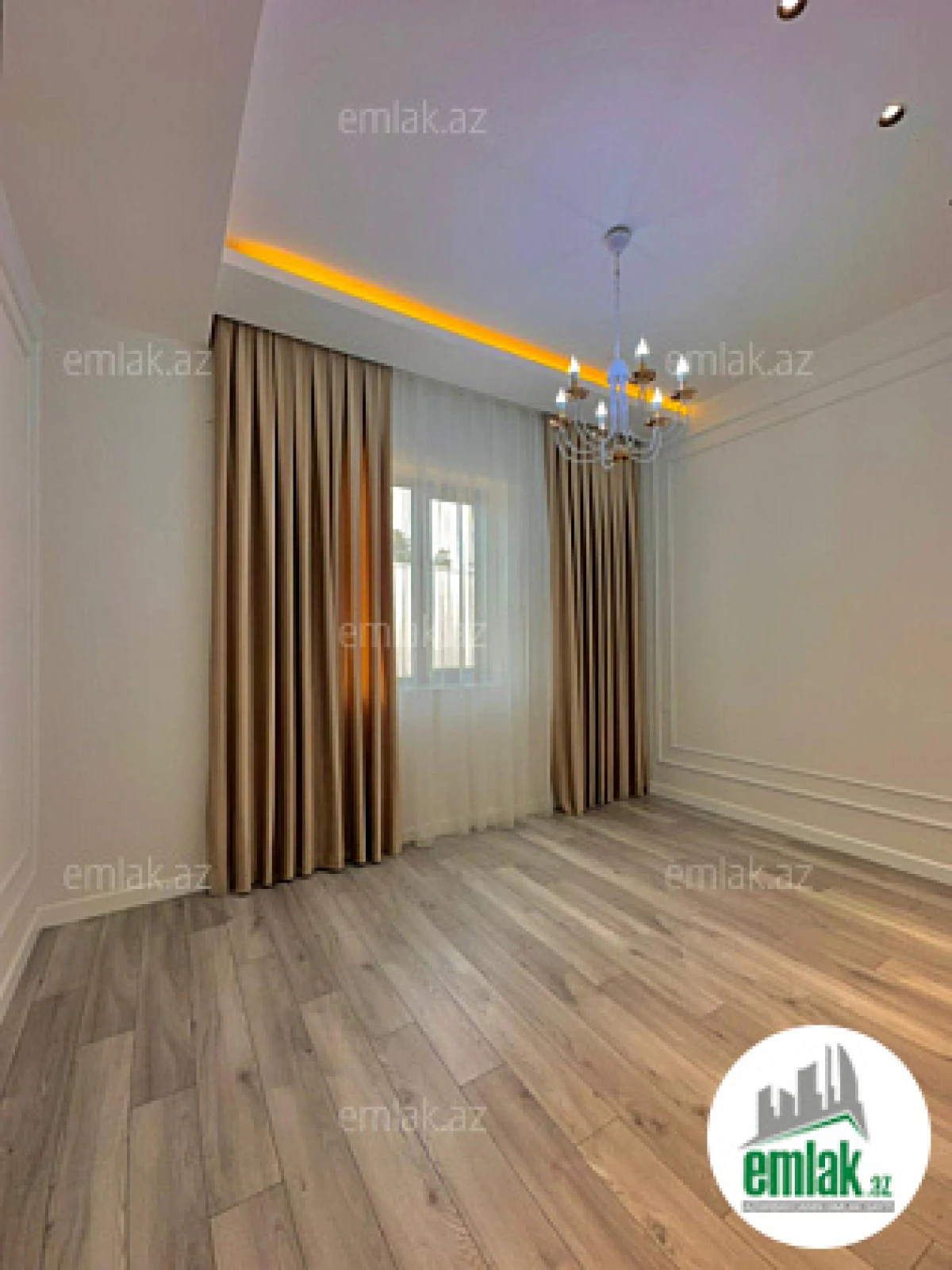 Satılır 5 otaqlı mənzil 220 m²