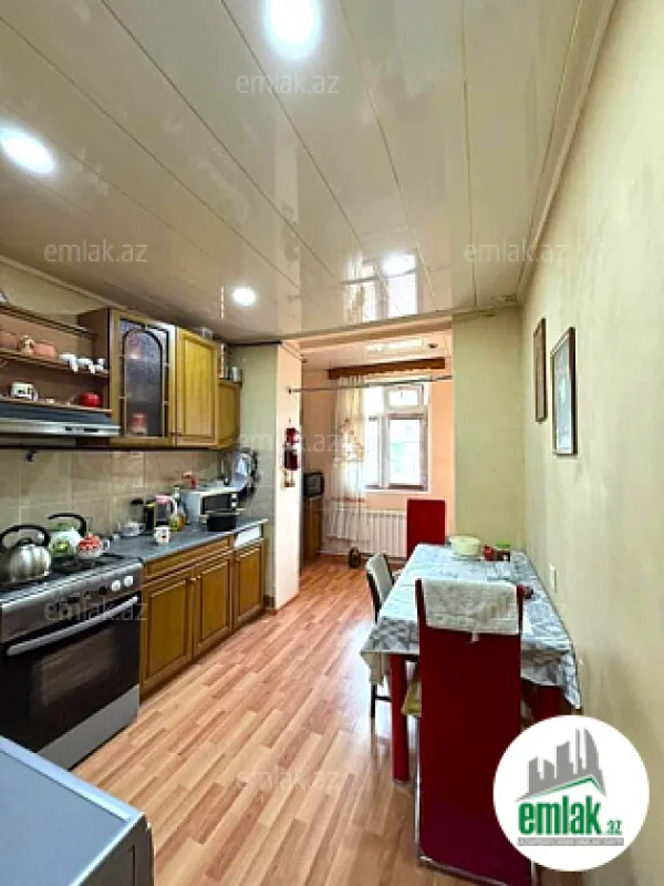 Satılır 3 otaqlı köhnə tikili 100 m²
