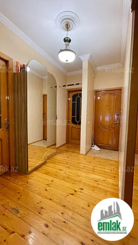 Satılır 4 otaqlı köhnə tikili 110 m²