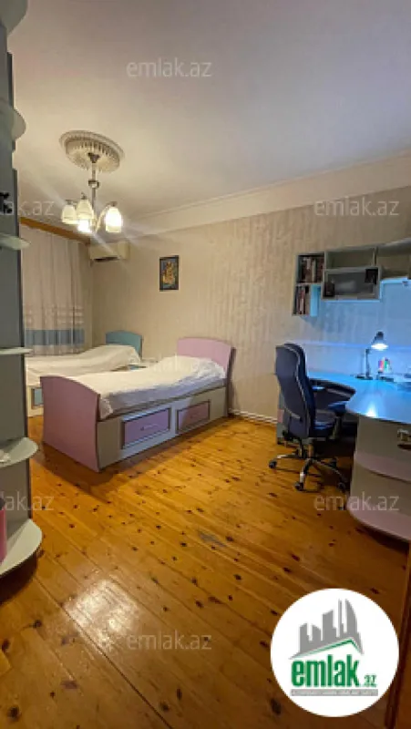 Satılır 4 otaqlı köhnə tikili 110 m²