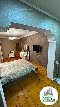 Satılır 4 otaqlı köhnə tikili 110 m²