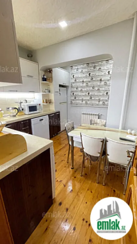 Satılır 4 otaqlı köhnə tikili 110 m²