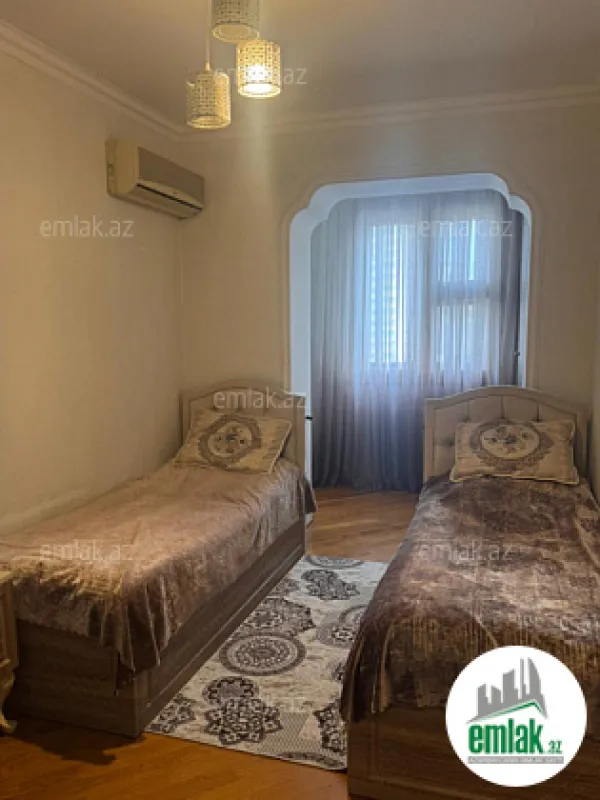 Satılır 4 otaqlı köhnə tikili 100 m²