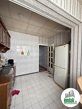 Satılır 4 otaqlı köhnə tikili 110 m²