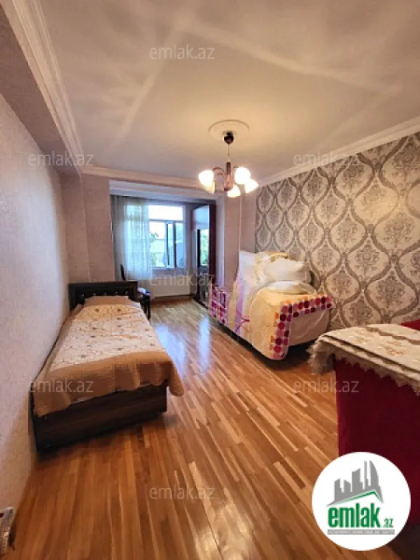 Satılır 4 otaqlı köhnə tikili 100 m²