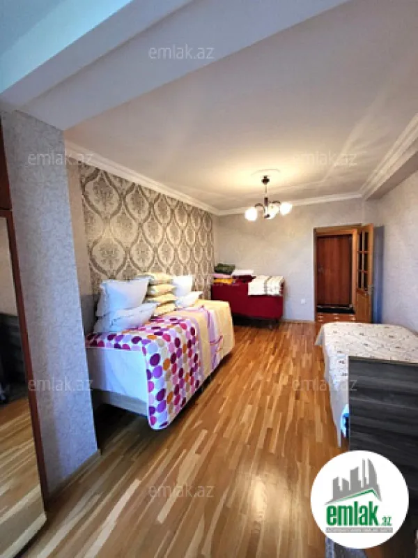 Satılır 4 otaqlı köhnə tikili 100 m²