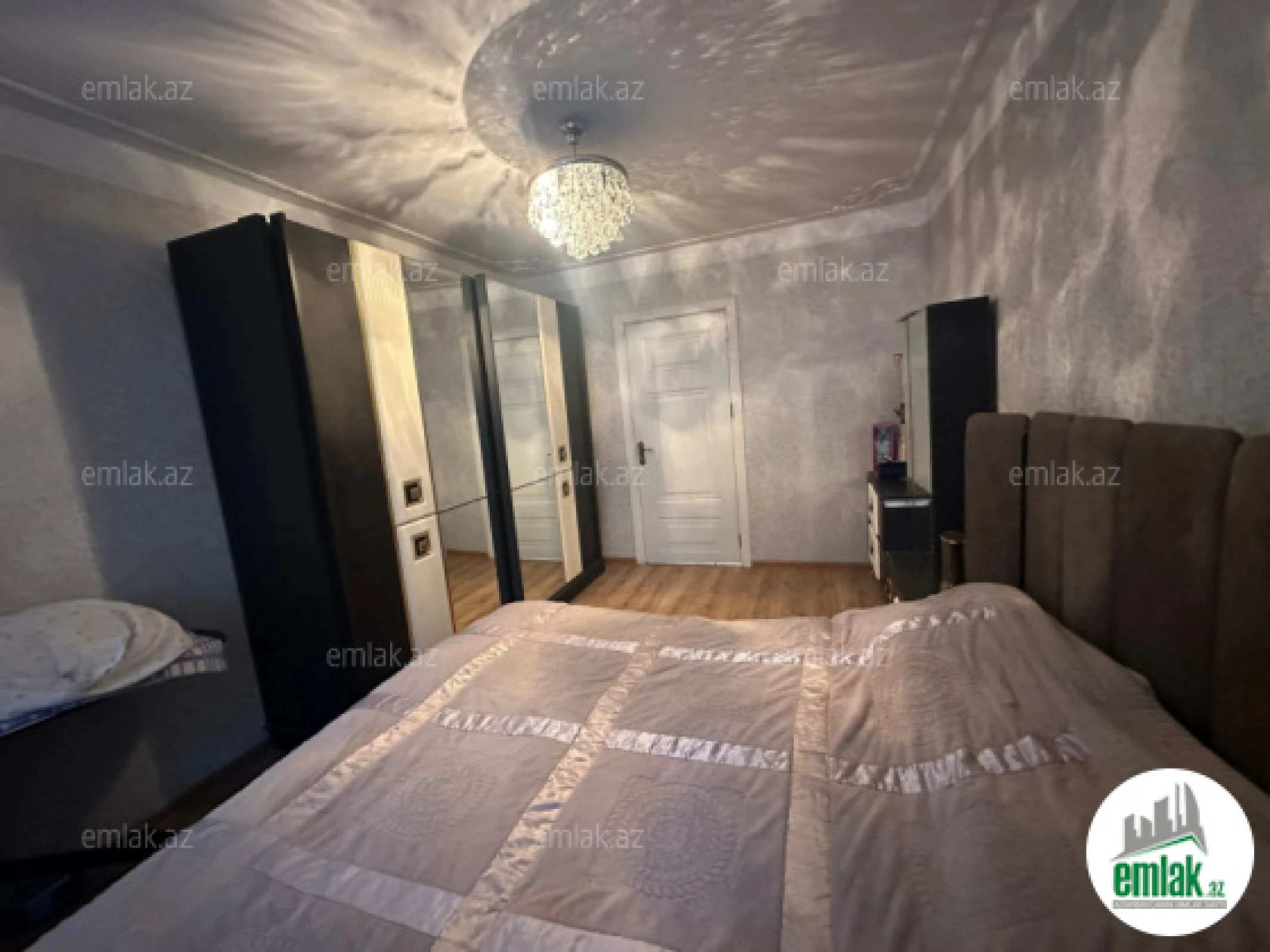 Satılır 4 otaqlı köhnə tikili 105 m²