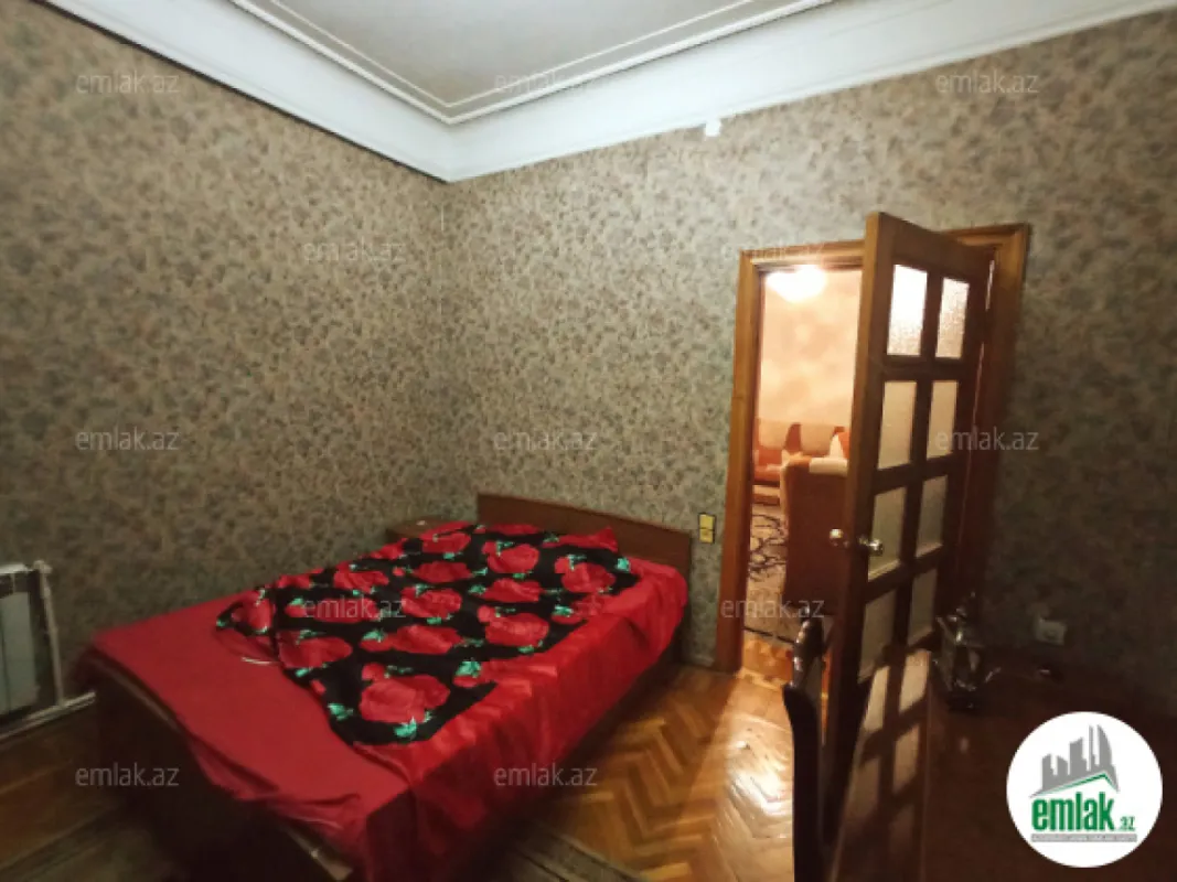 Satılır 2 otaqlı köhnə tikili 70 m²