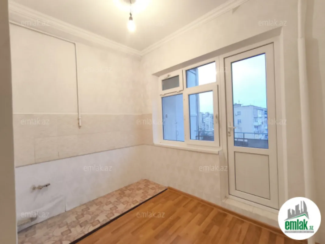 Satılır 4 otaqlı köhnə tikili 100 m²