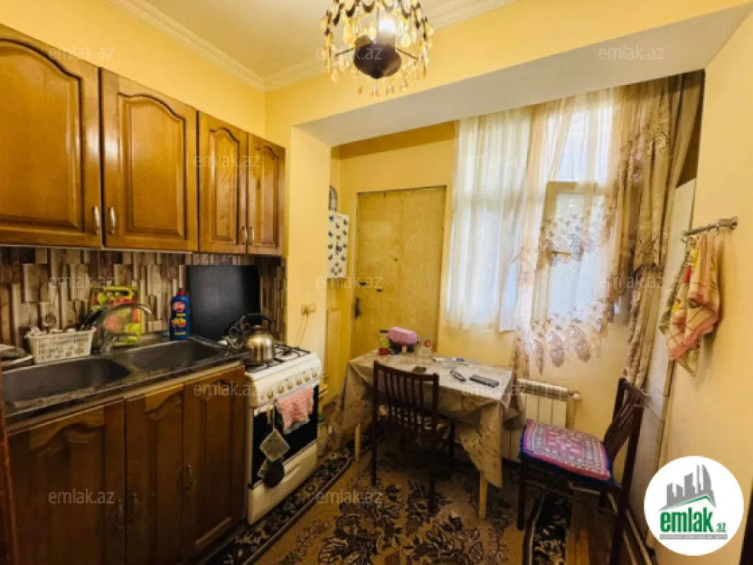 Satılır 4 otaqlı köhnə tikili 100 m²