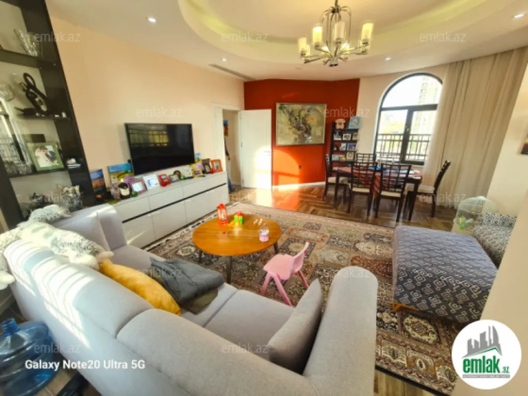 Satılır 4 otaqlı yeni tikili 135 m²