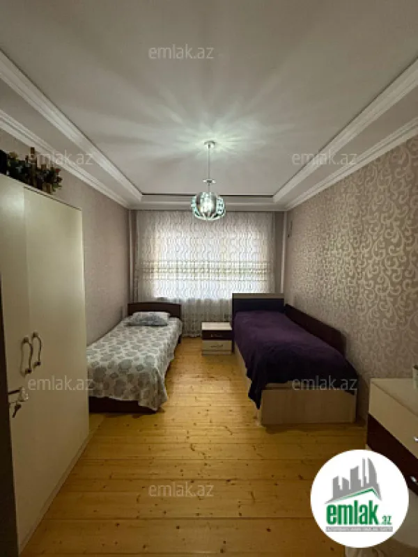 Satılır 4 otaqlı köhnə tikili 100 m²