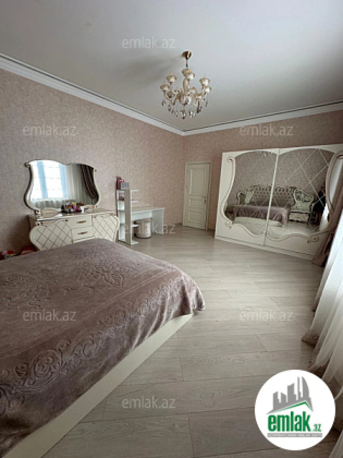 Satılır 6 otaqlı həyət evi 750 m²