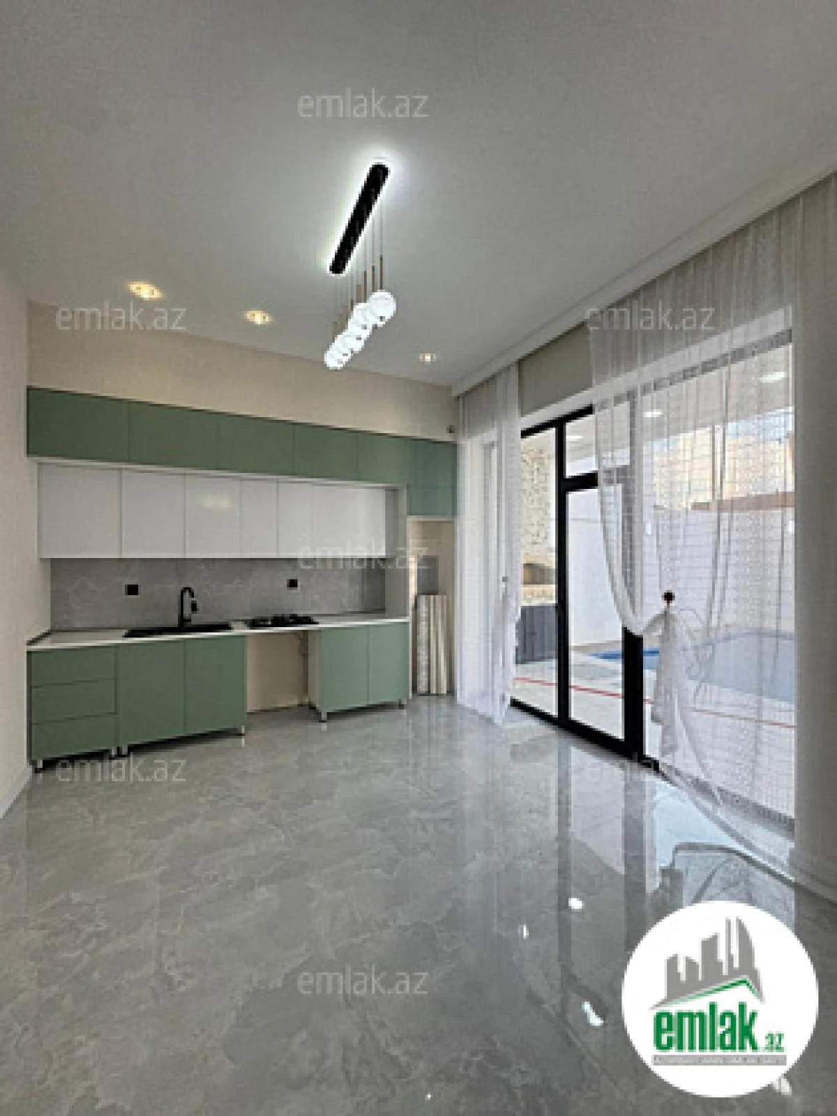 Satılır 4 otaqlı mənzil 150 m²
