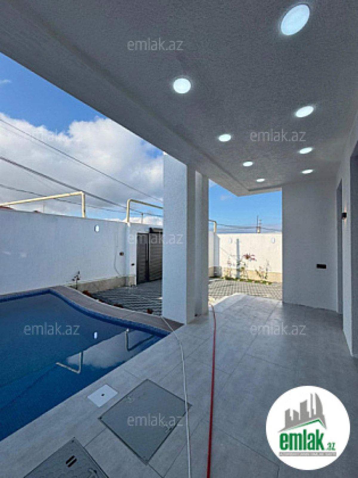 Satılır 4 otaqlı mənzil 150 m²