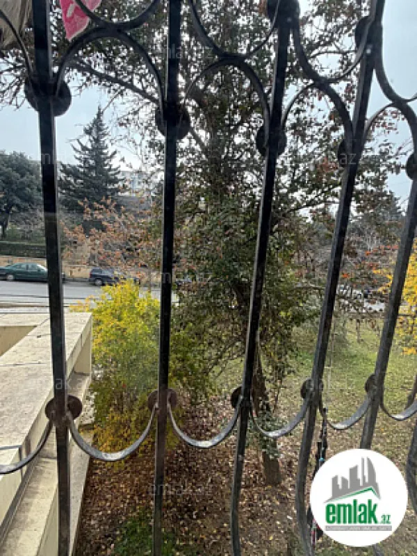 Satılır 4 otaqlı köhnə tikili 100 m²