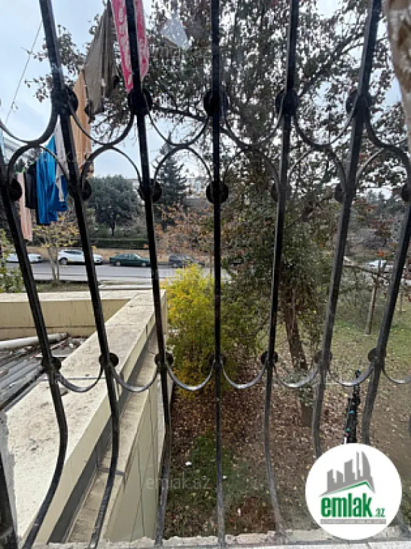 Satılır 4 otaqlı köhnə tikili 100 m²