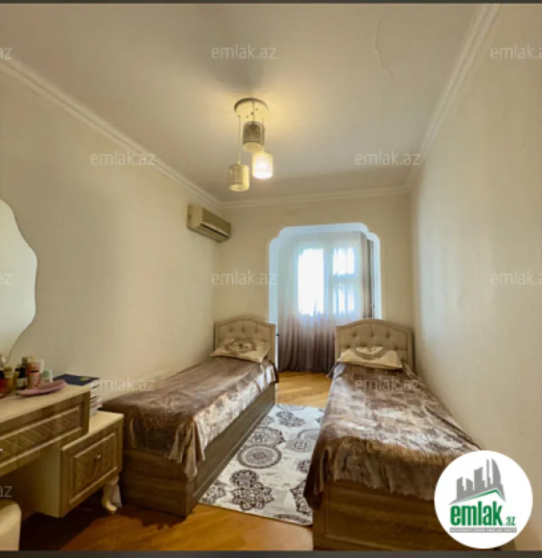 Satılır 4 otaqlı köhnə tikili 110 m²