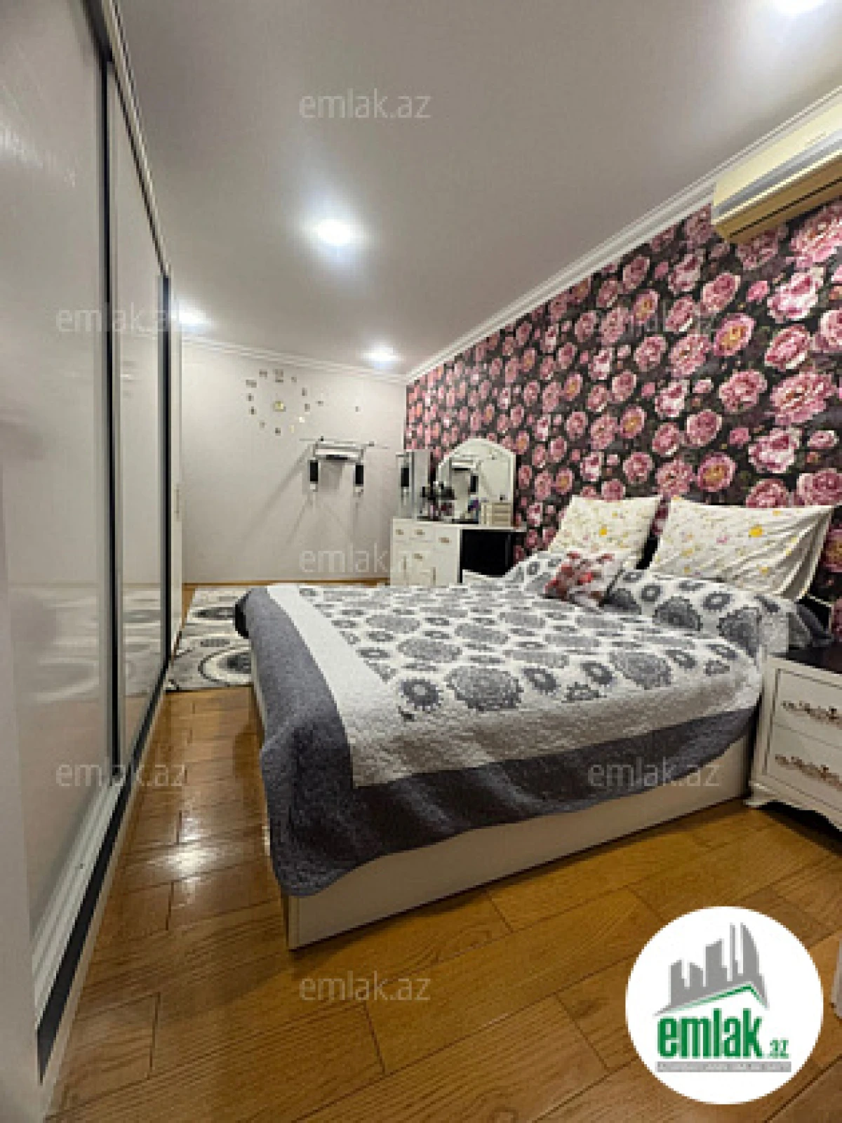 Satılır 4 otaqlı köhnə tikili 110 m²