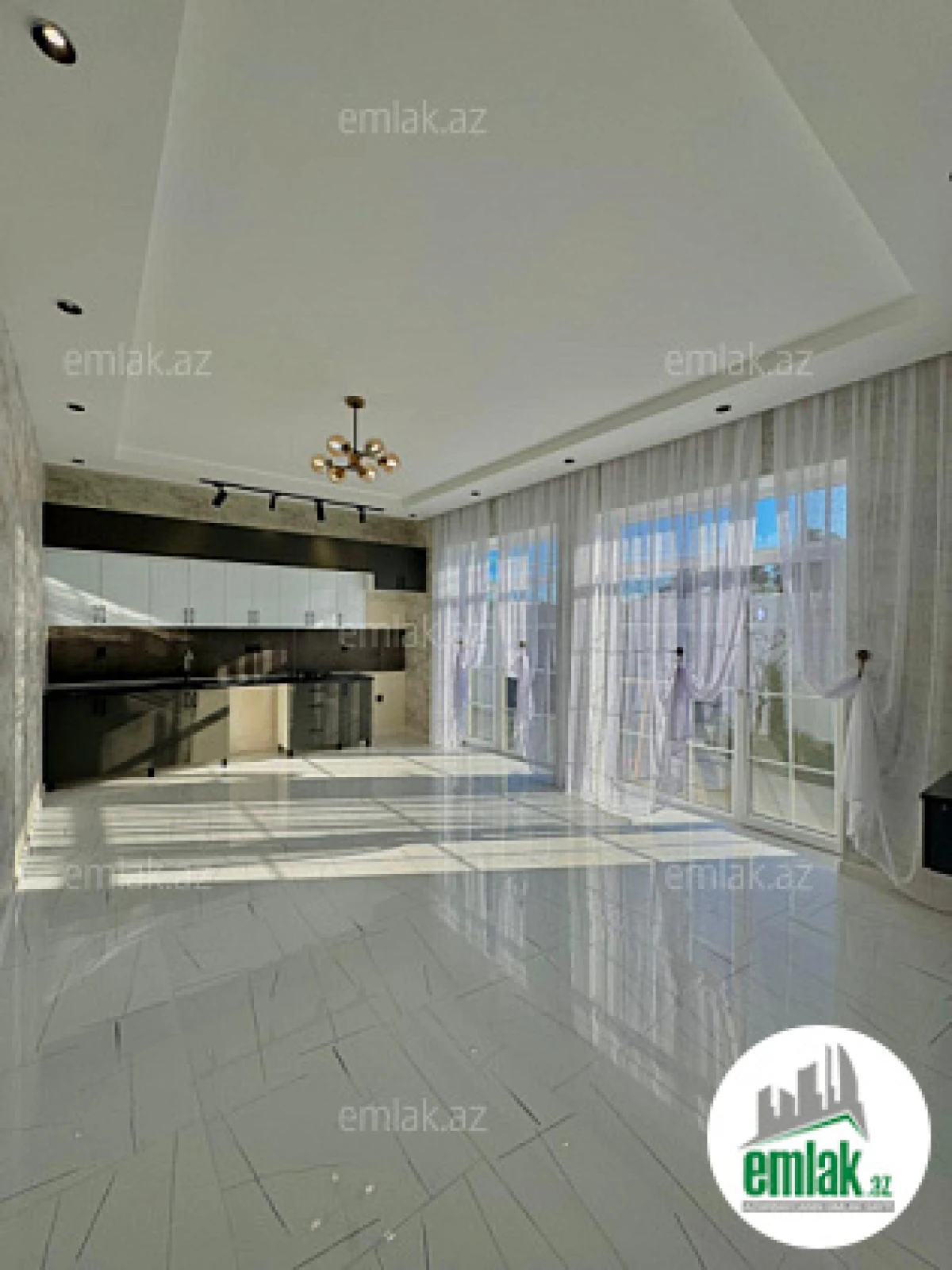 Satılır 5 otaqlı mənzil 180 m²