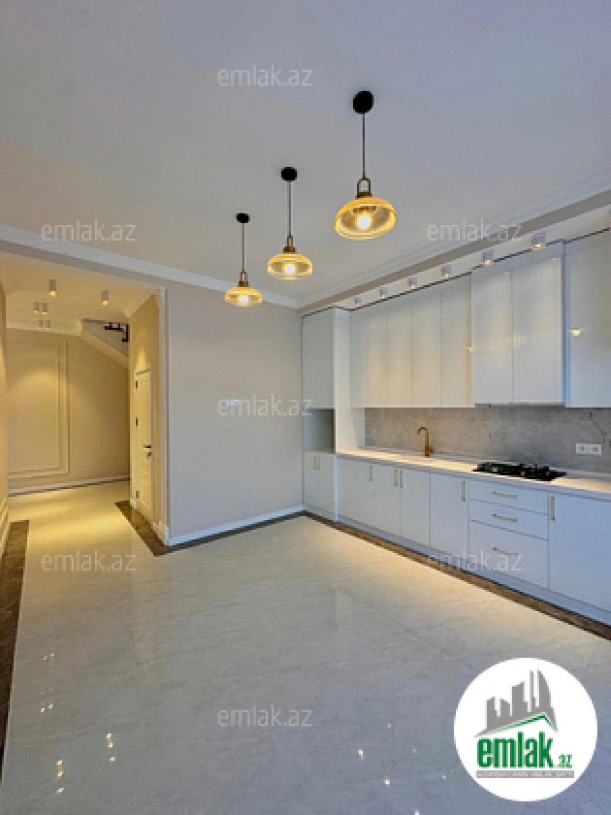 Satılır 4 otaqlı mənzil 180 m²