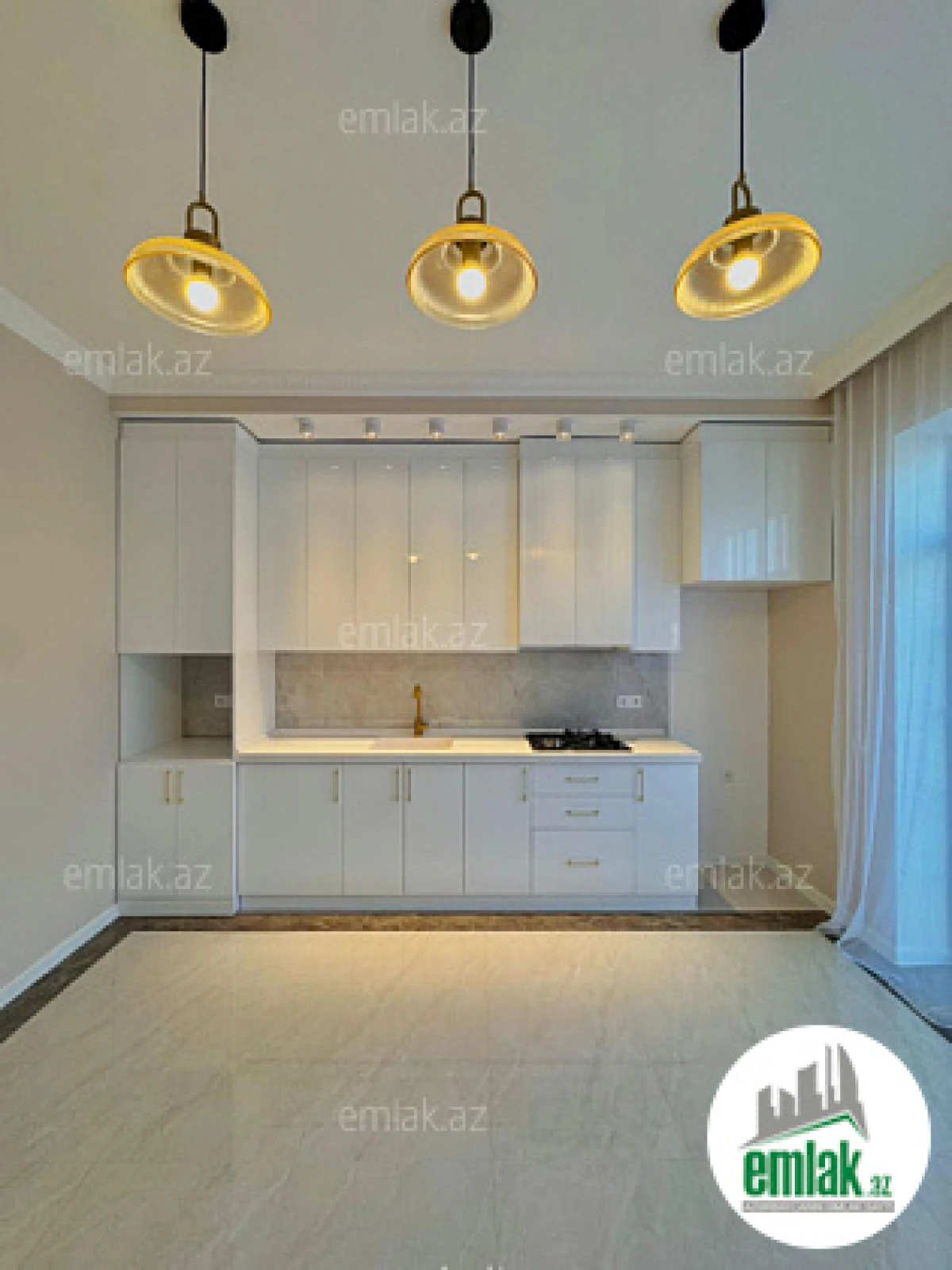 Satılır 4 otaqlı mənzil 180 m²