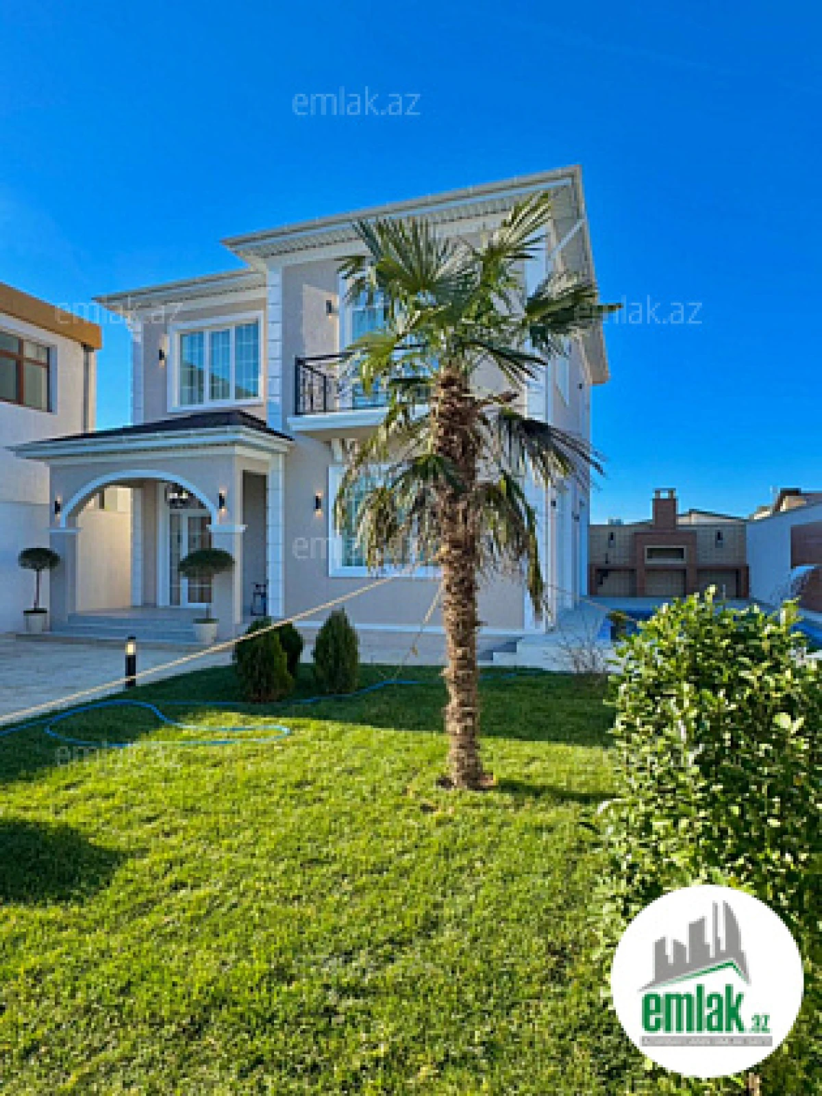 Satılır 4 otaqlı mənzil 180 m²