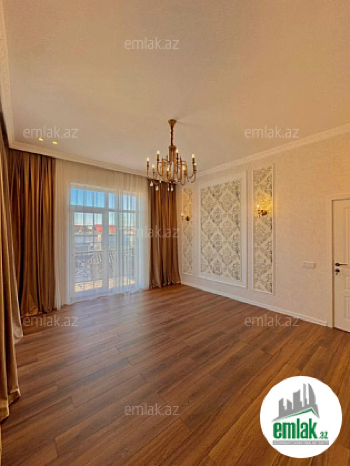 Satılır 4 otaqlı mənzil 180 m²