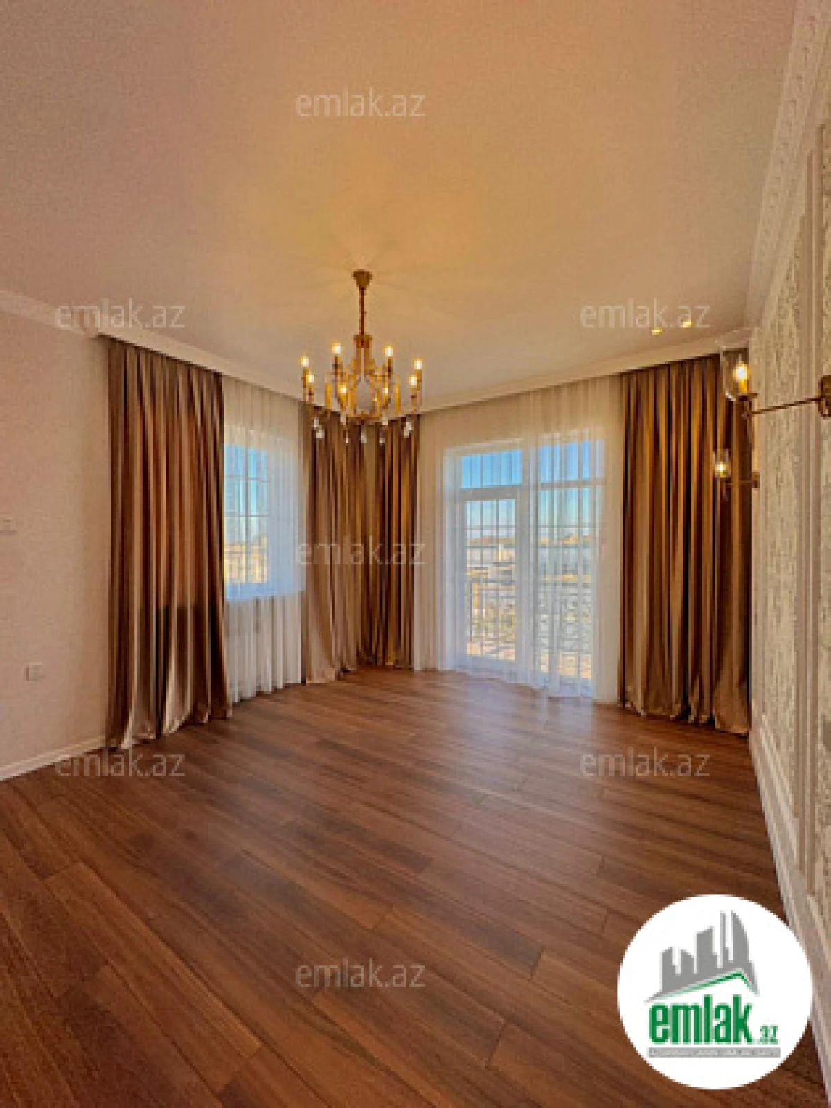 Satılır 4 otaqlı mənzil 180 m²