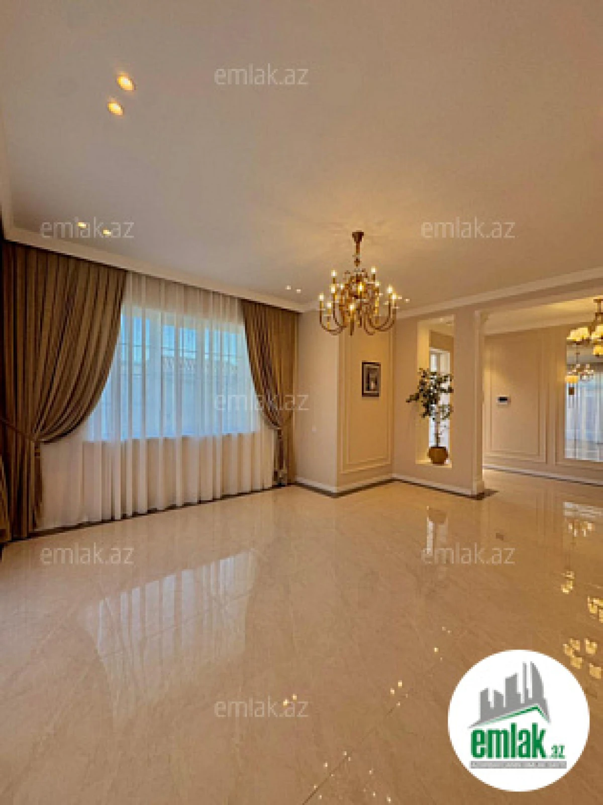 Satılır 4 otaqlı mənzil 180 m²
