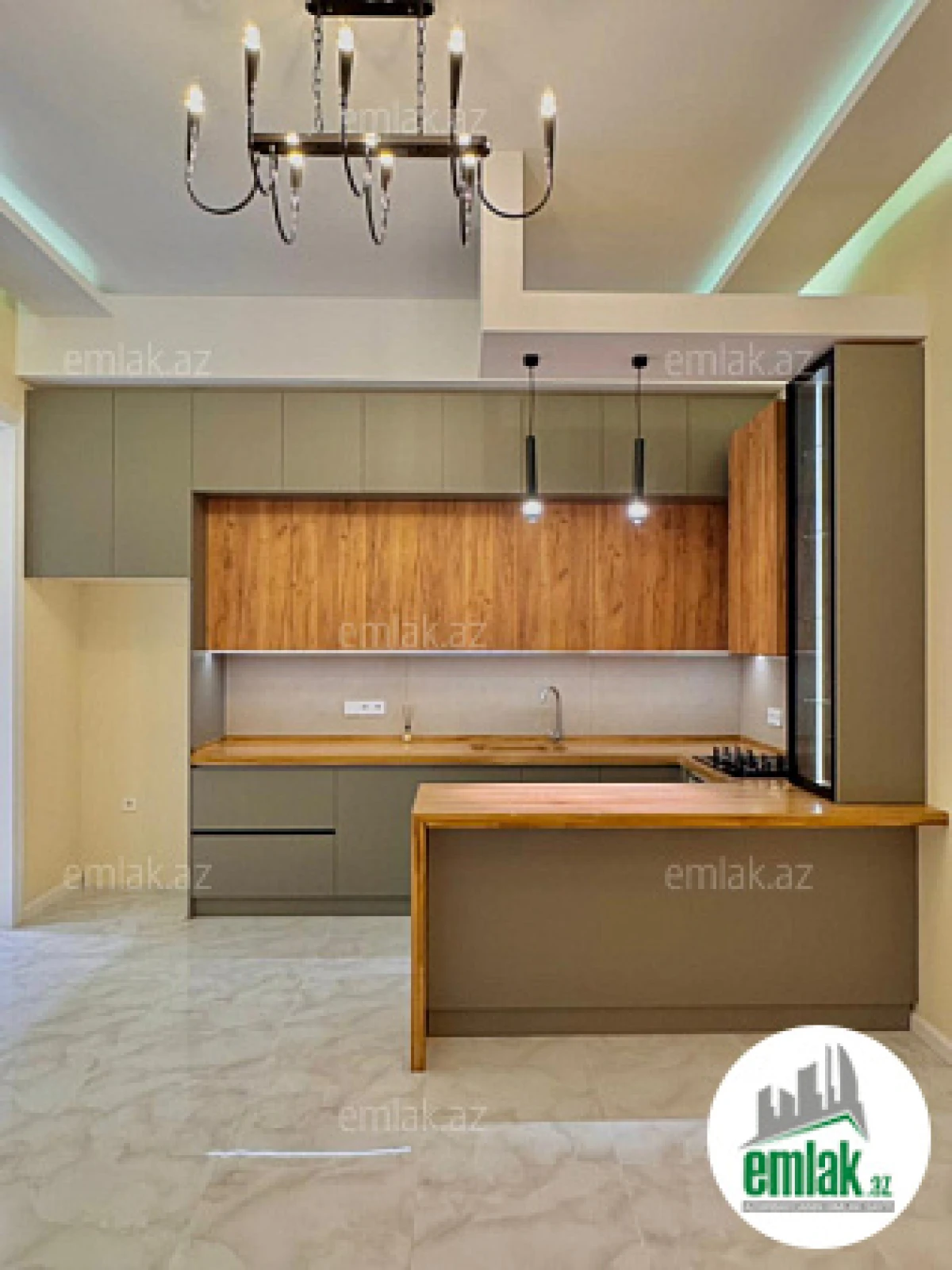 Satılır 4 otaqlı mənzil 180 m²