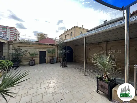 Satılır 8 otaqlı həyət evi 1000 m²