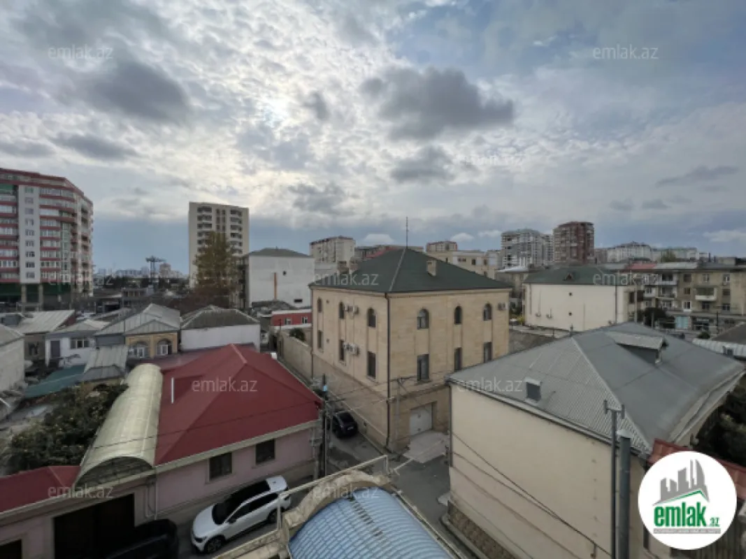 Satılır 8 otaqlı həyət evi 1000 m²