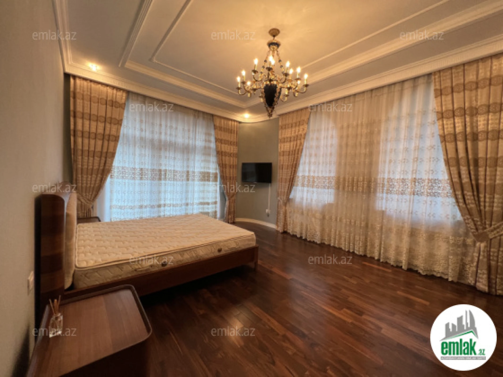 Satılır 8 otaqlı həyət evi 1000 m²