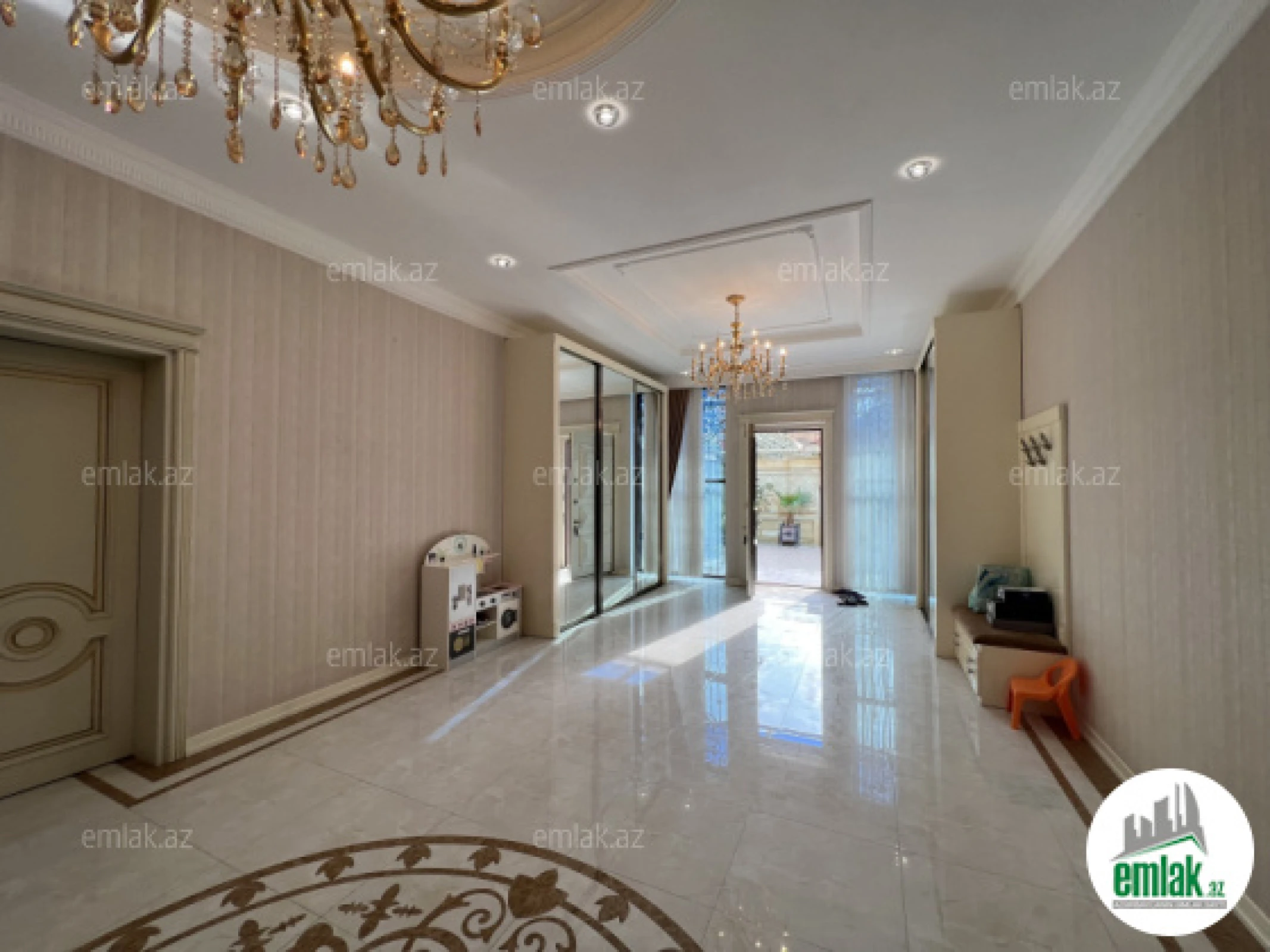 Satılır 8 otaqlı həyət evi 1000 m²