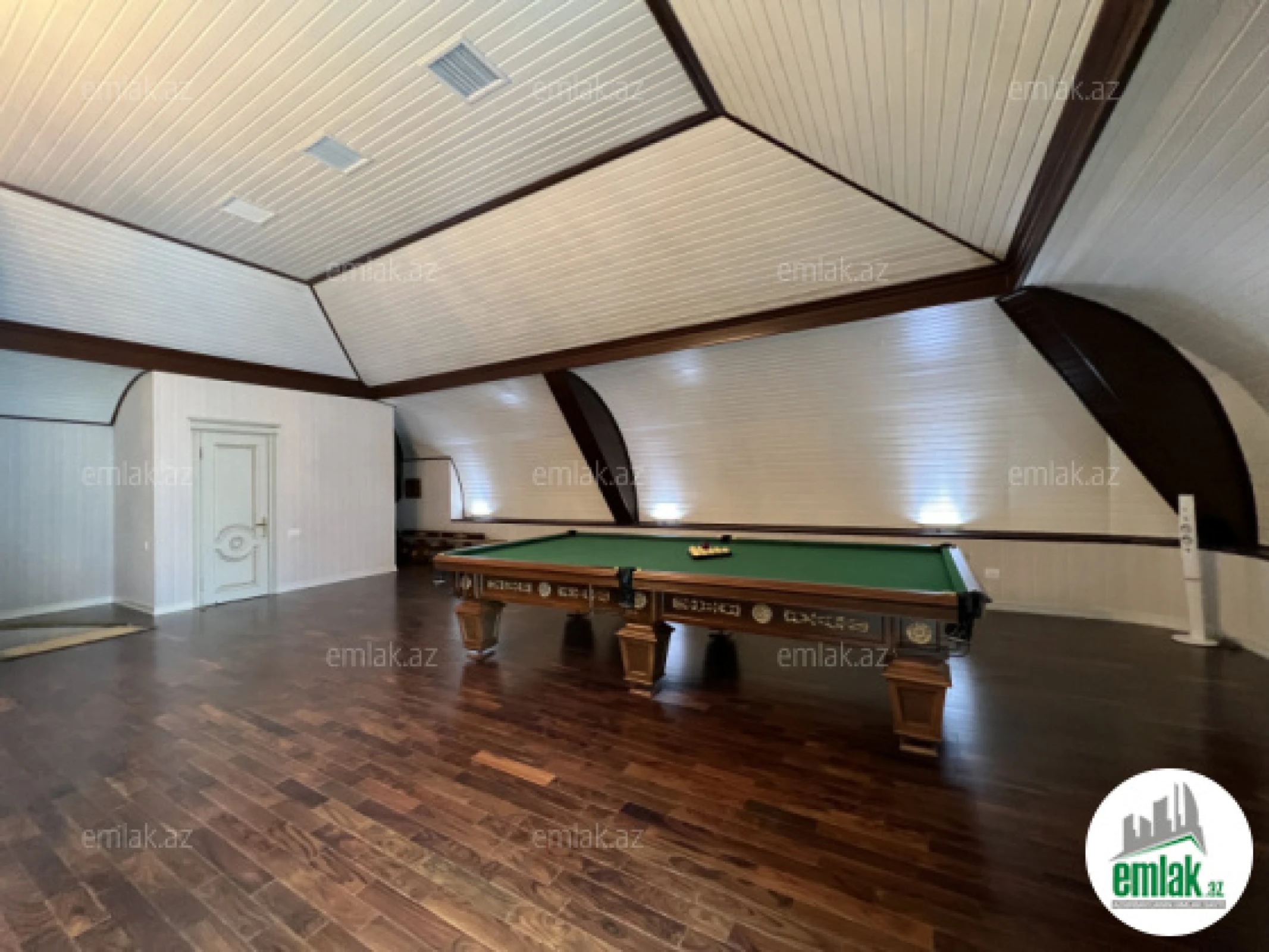 Satılır 8 otaqlı həyət evi 1000 m²