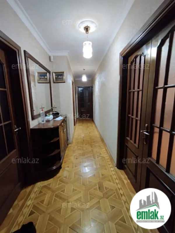 Satılır 5 otaqlı köhnə tikili 130 m²