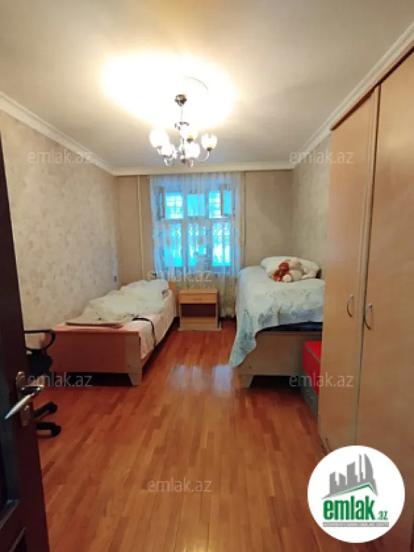Satılır 5 otaqlı köhnə tikili 130 m²