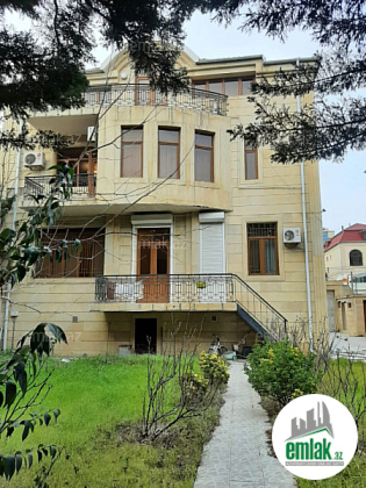 Satılır 8 otaqlı həyət evi 670 m²