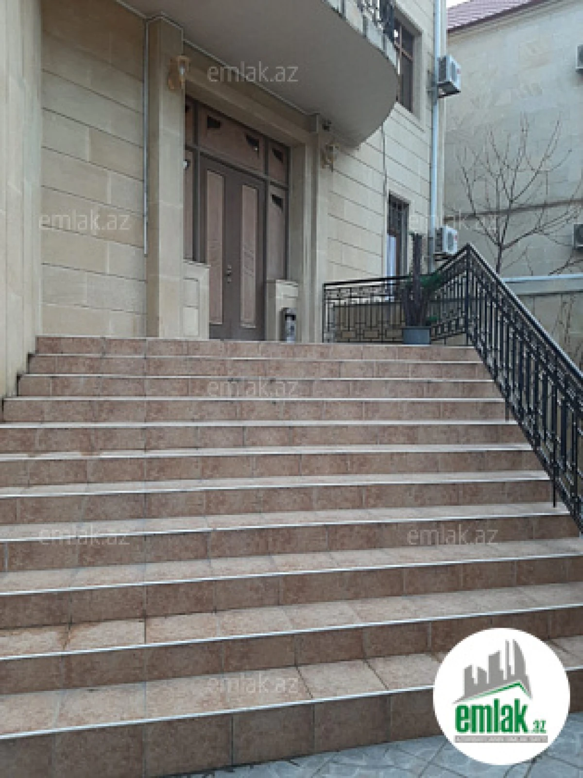 Satılır 8 otaqlı həyət evi 670 m²