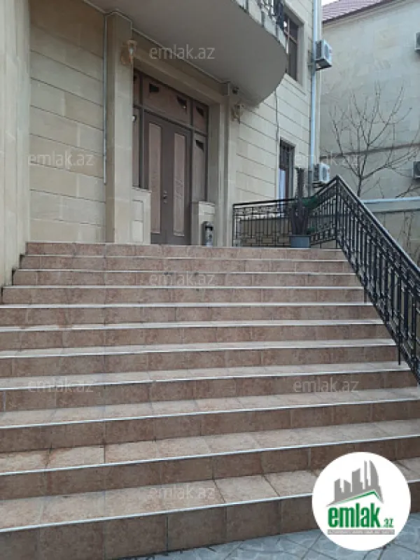 Satılır 8 otaqlı həyət evi 670 m²